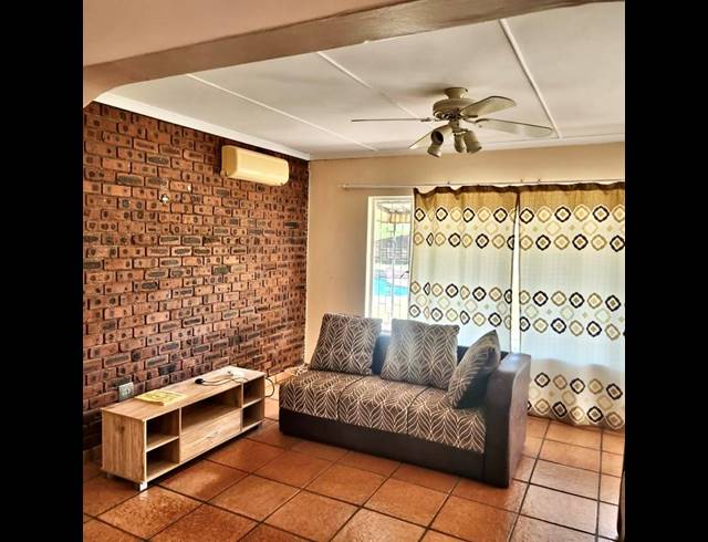 3 BEDROOM HOUSE FOR SALE IN BISLEY